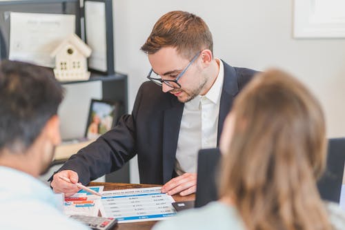 Comment un Spécialiste en Immobilier Aborde-t-il les Ventes aux Enchères?